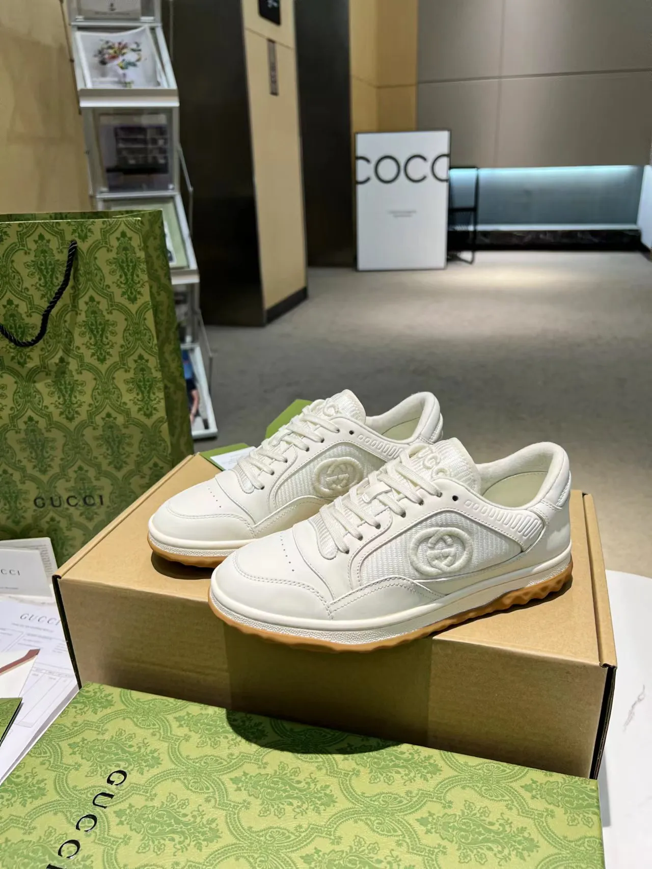 👟👟Ex-factory price 520👟👟 2023 new and highest version of Kuqi Gucci men's and women's small dirty shoes, original version 1: dismantling and re-engraving, no matter the last shape, details, or materials, we have carefully selected them, just to make them good and make your feet feel more comfortable. The texture is the best in the entire network, welcome to shop around for comparison. Color: Synchronized color at the counter, 9 colors available. Size: Female 35-40. Male 39-44